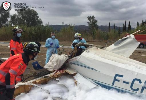 Otro momento del rescate de los ocupantes de la avioneta