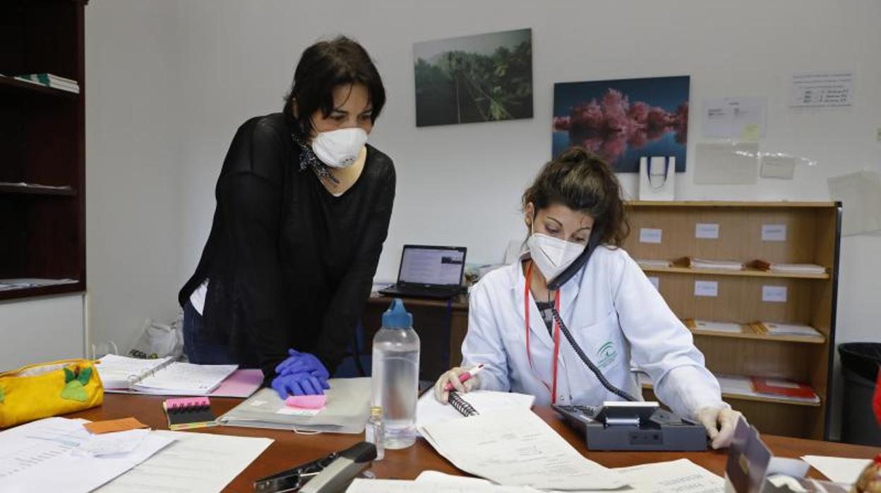 La delegada de Asuntos Sociales, Eva Timteo, en una visita al albergue para sintecho el pasado abril