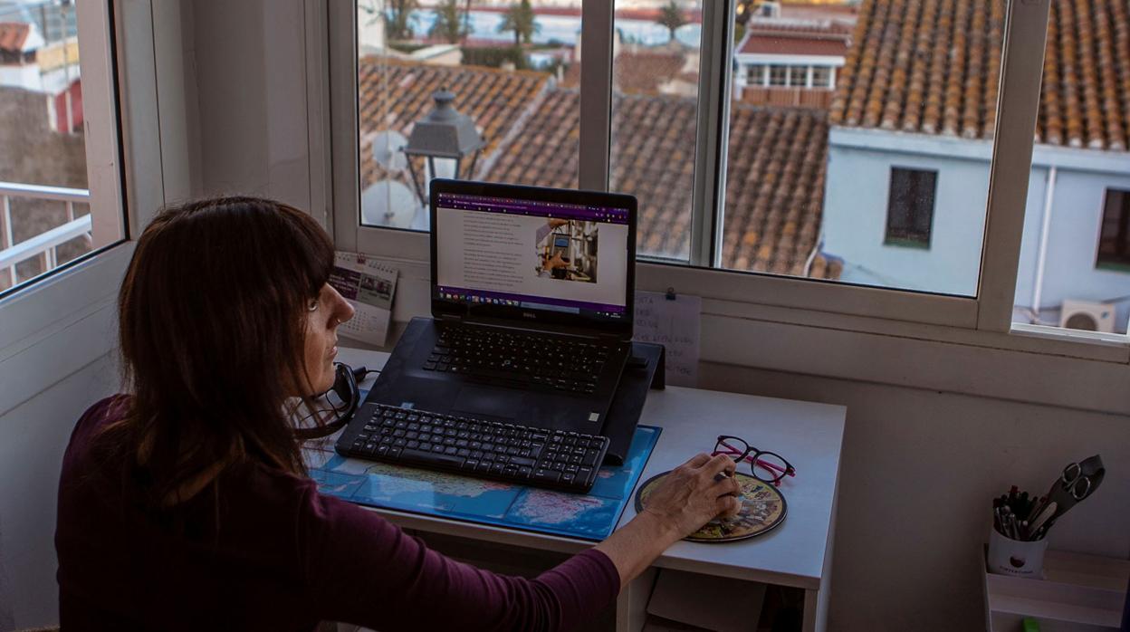 Una mujer teletrabajando desde su casa