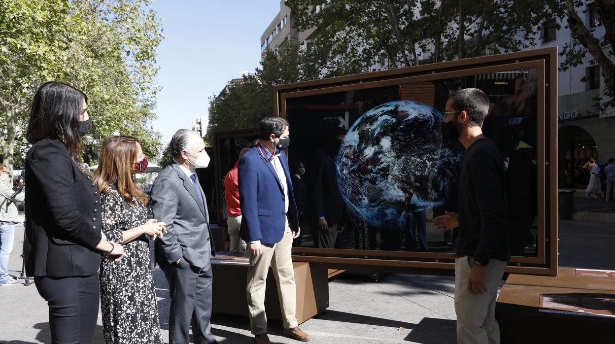 El alcalde José María Bellido en la inauguración de la exposición de La Caixa en el Bulevar