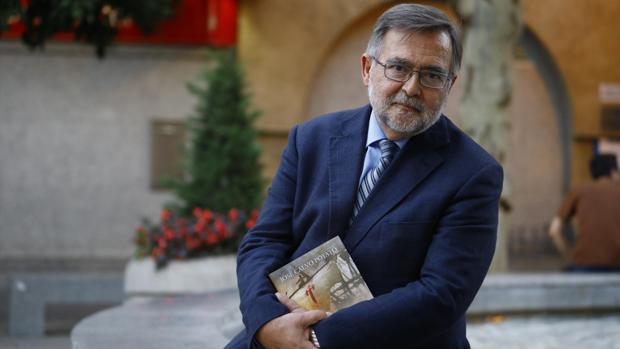 El escritor José Calvo Poyato, hoy en la Fundación Cajasol de Córdoba