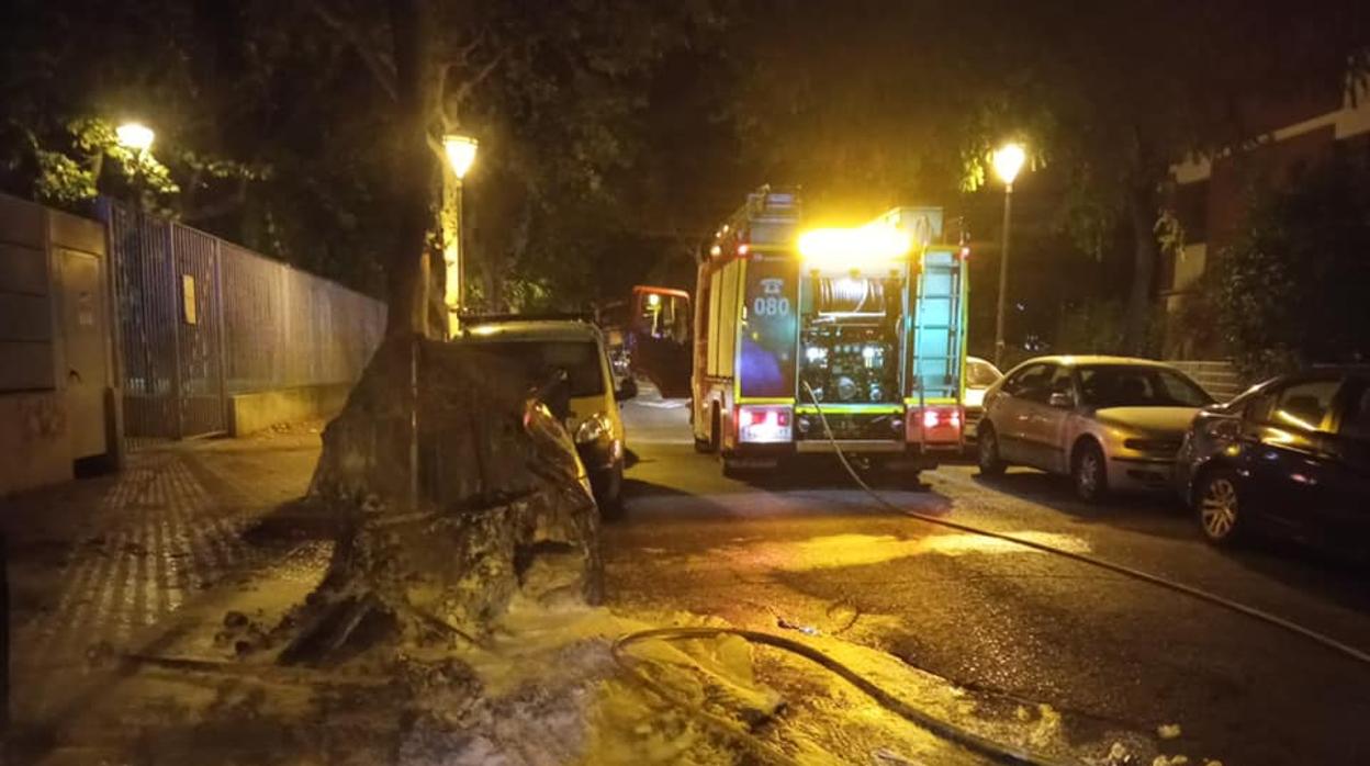 Actuación de los bomberos esta madrugada, en una imagen de Facebook