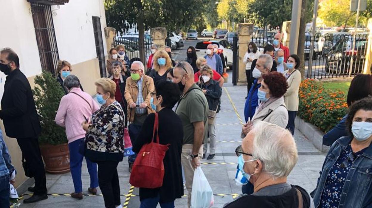 Colas para pedir cita en un cementerrio de Córdoba, en una imagen facilitada por el PSOE