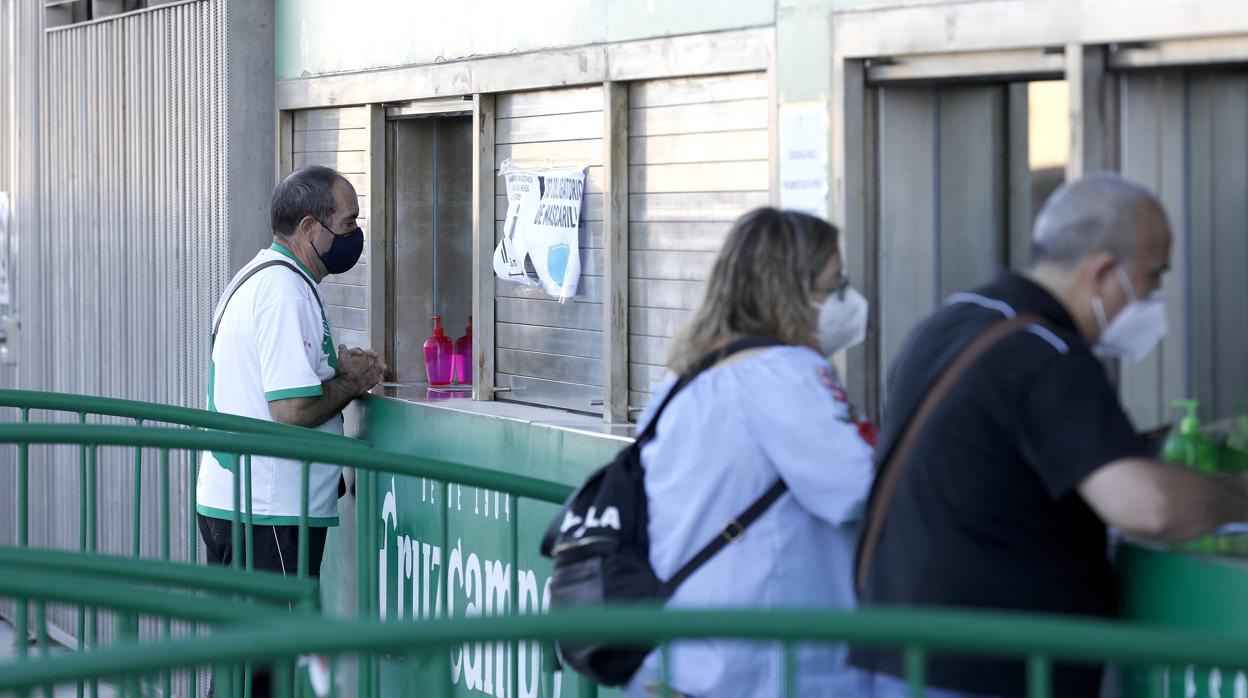 Aficionados del Córdoba CF retiran sus entradas sin saber si podrán acudir al partido