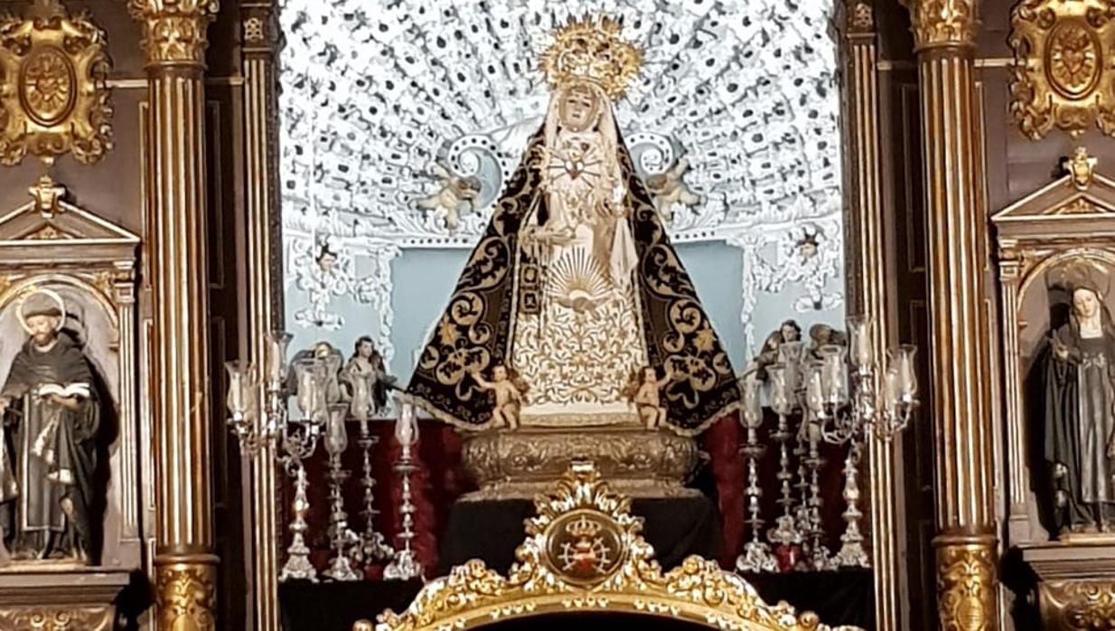 La Virgen de los Dolores con las flores del Día de la Hispanidad