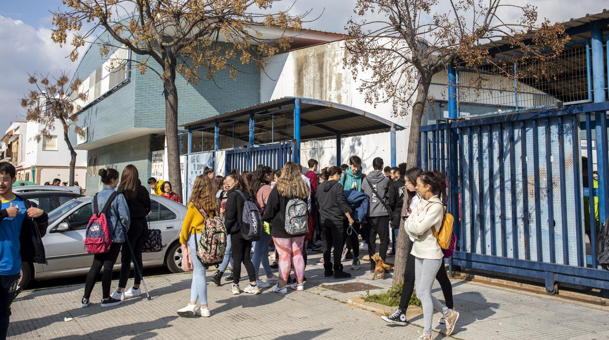 Alumnos del instituto de Punta Umbría a la salida de clase