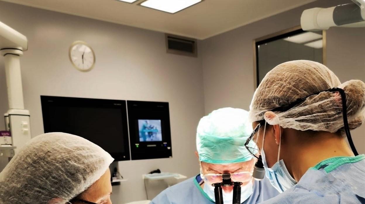 Equipo médico de Quirón en un quirófano del centro hospitalario cordobés