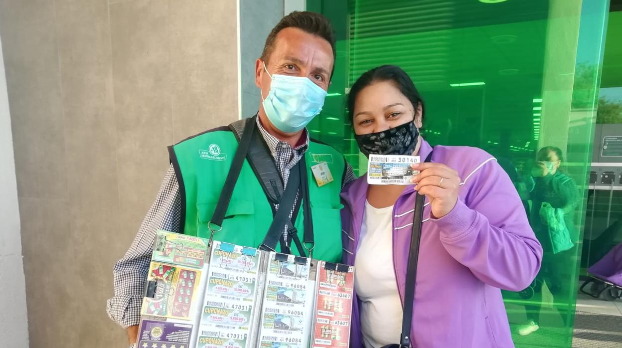 Jorge Rodríguez, vendedor de la ONCE en Puente Genil, con una de las afortunadas