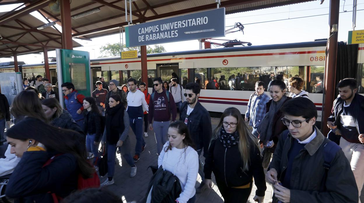 Estudiantes de la Universidad de Córdoba camino de clase