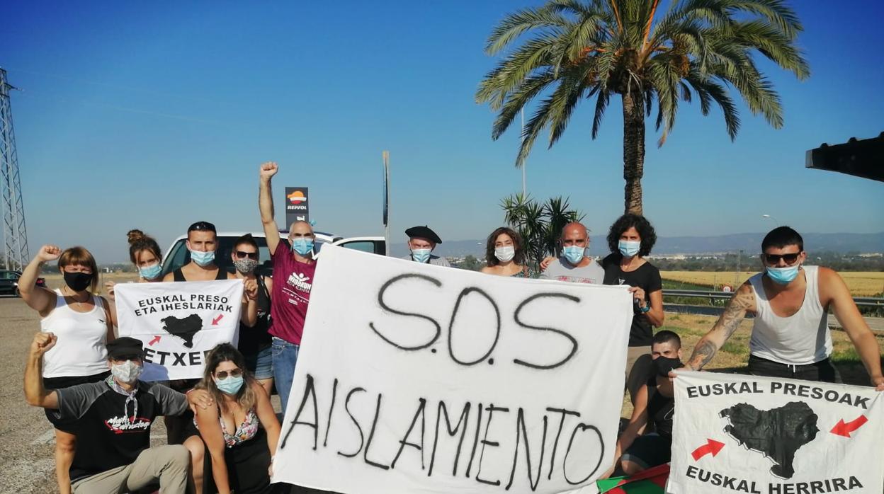 El etarra Iñaki Alonso Rubio recibido por familiares y amigos a la salida del centro penitenciario de Alcolea