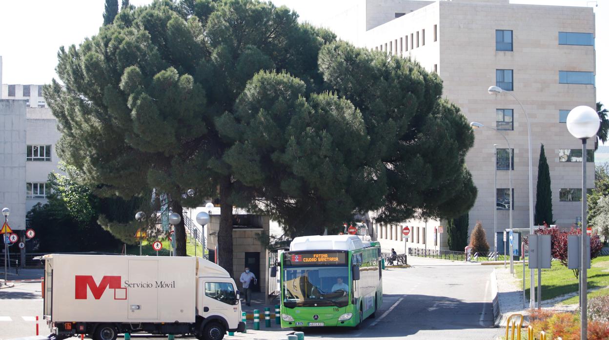 Vehículos en el acceso al Reina Sofía