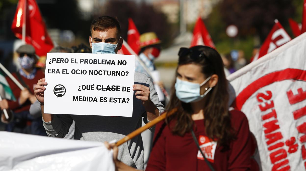 Los estudiantes en la manifestación de este viernes pidiendo el cierre de los bares