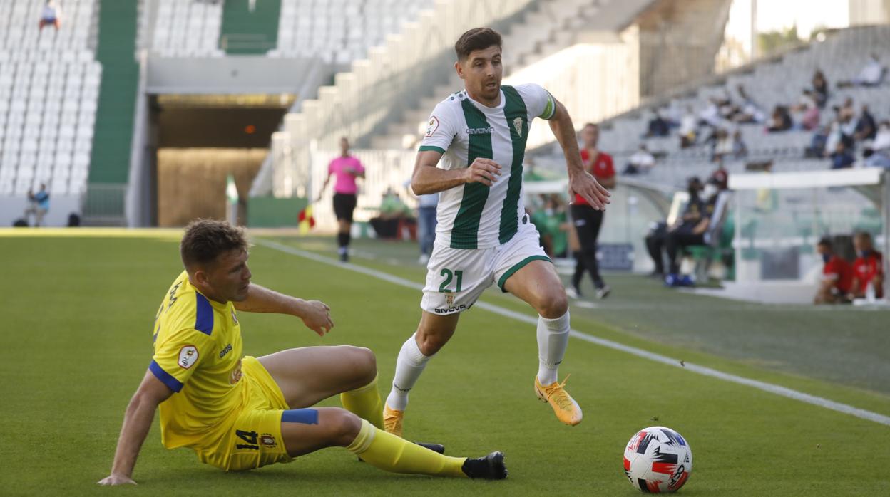 Javi Flores en un lance del partido