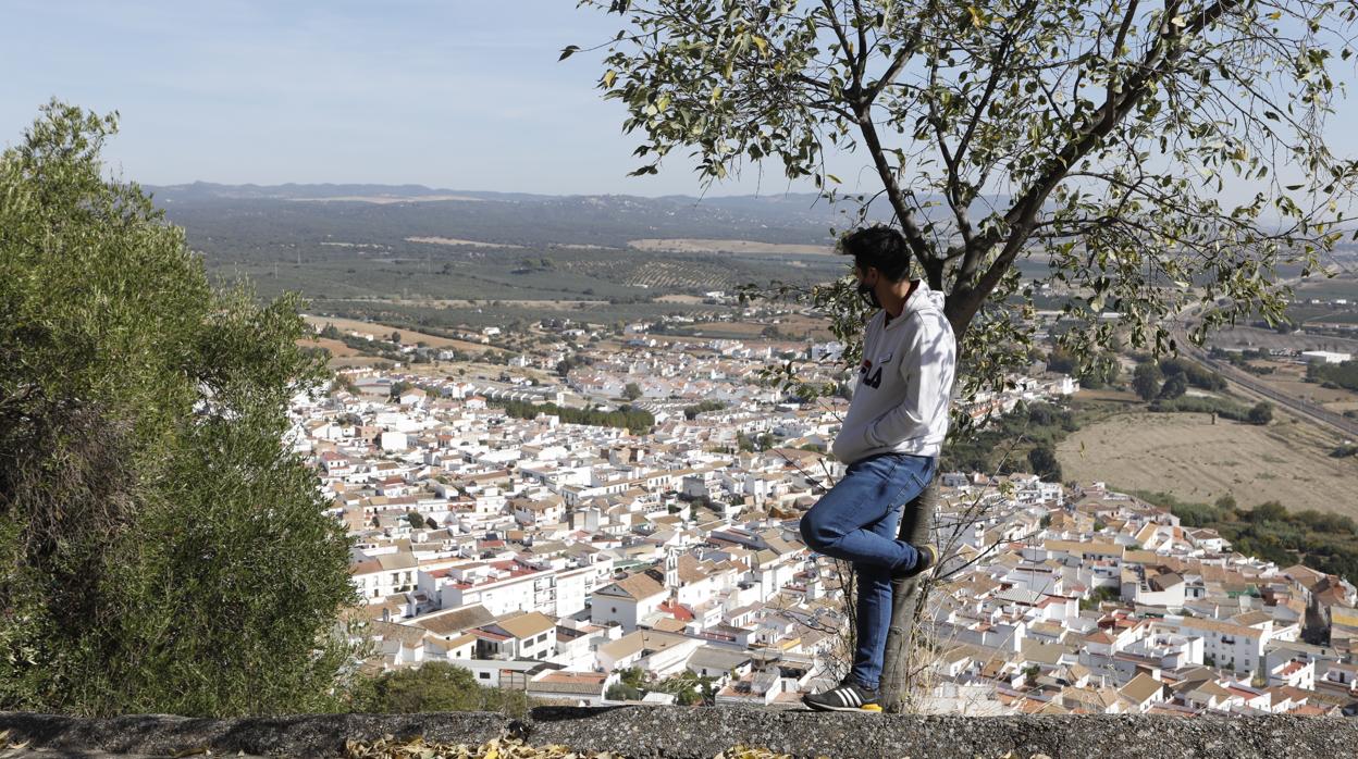 Un joven descansa frente a las vistas de Almodóvar del Río