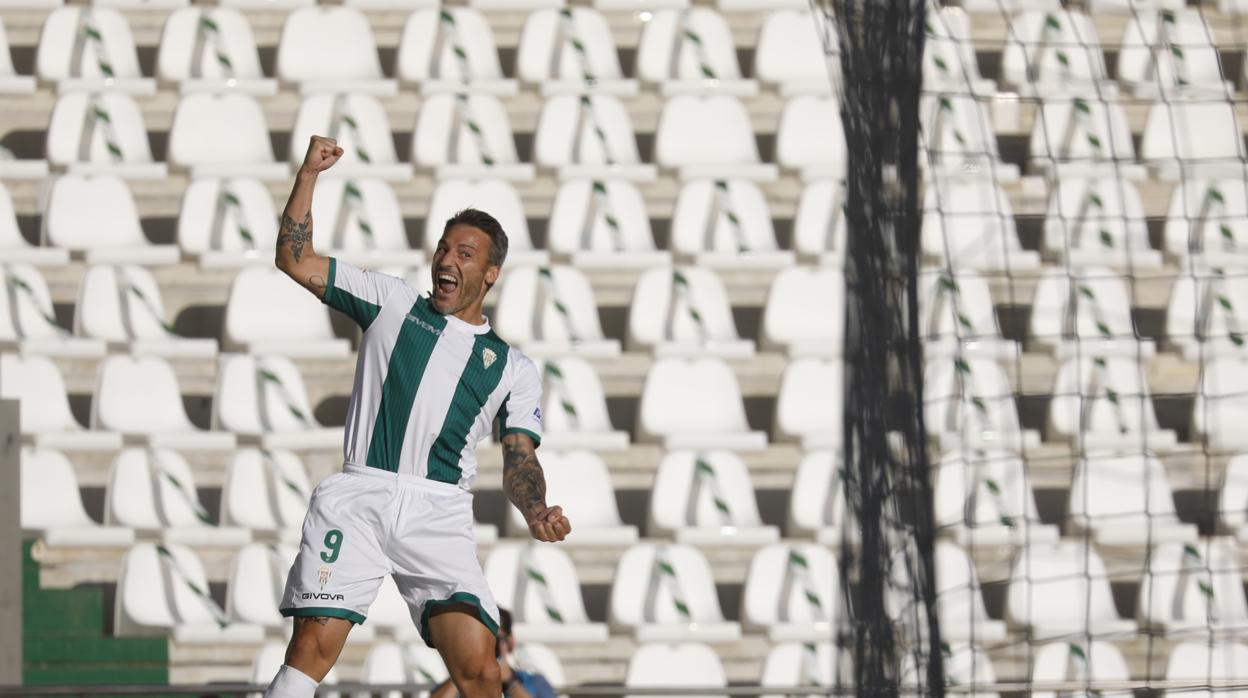 Piovaccari celebra el uno a cero del Córdoba CF ante el Lorca Deportiva, este domingo, en El Arcángel