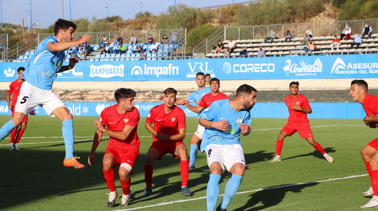 Acción del gol de Pablo Gallardo al sevilla C