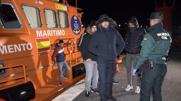 Ascienden a 326 los inmigrantes que han llegado en patera a Andalucía durante el fin de semana