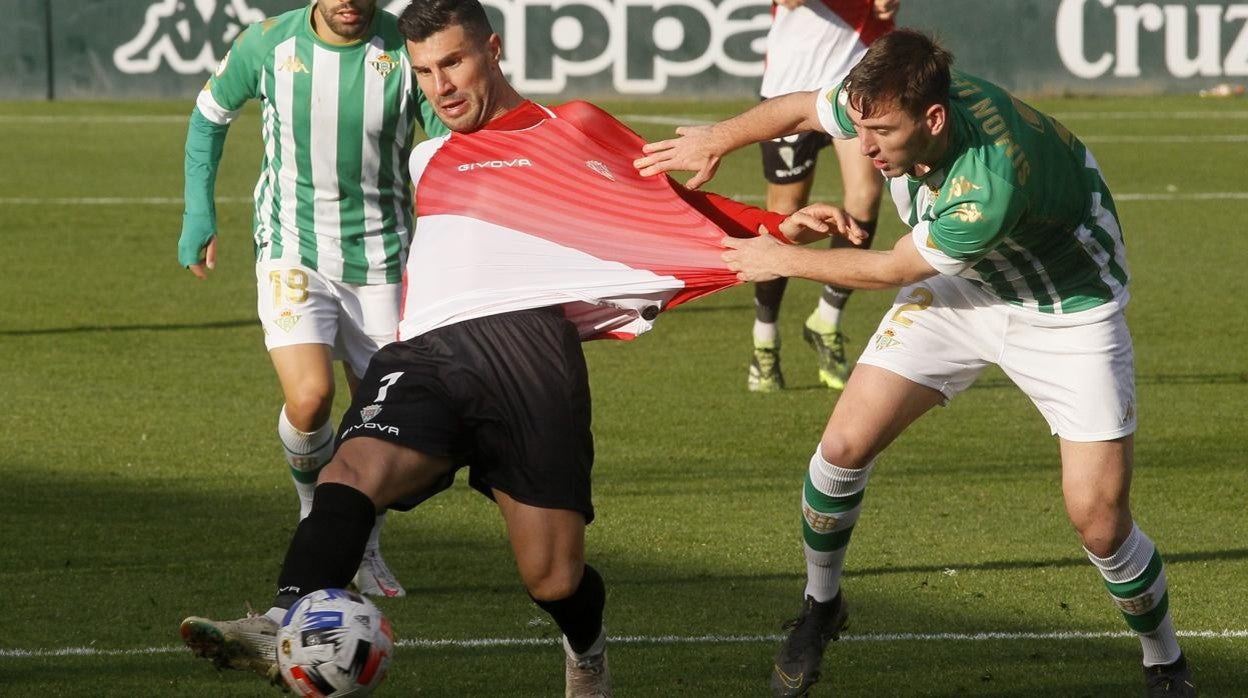 El bético Simón agarra al cordobesista Willy en el partido de la primera vuelta