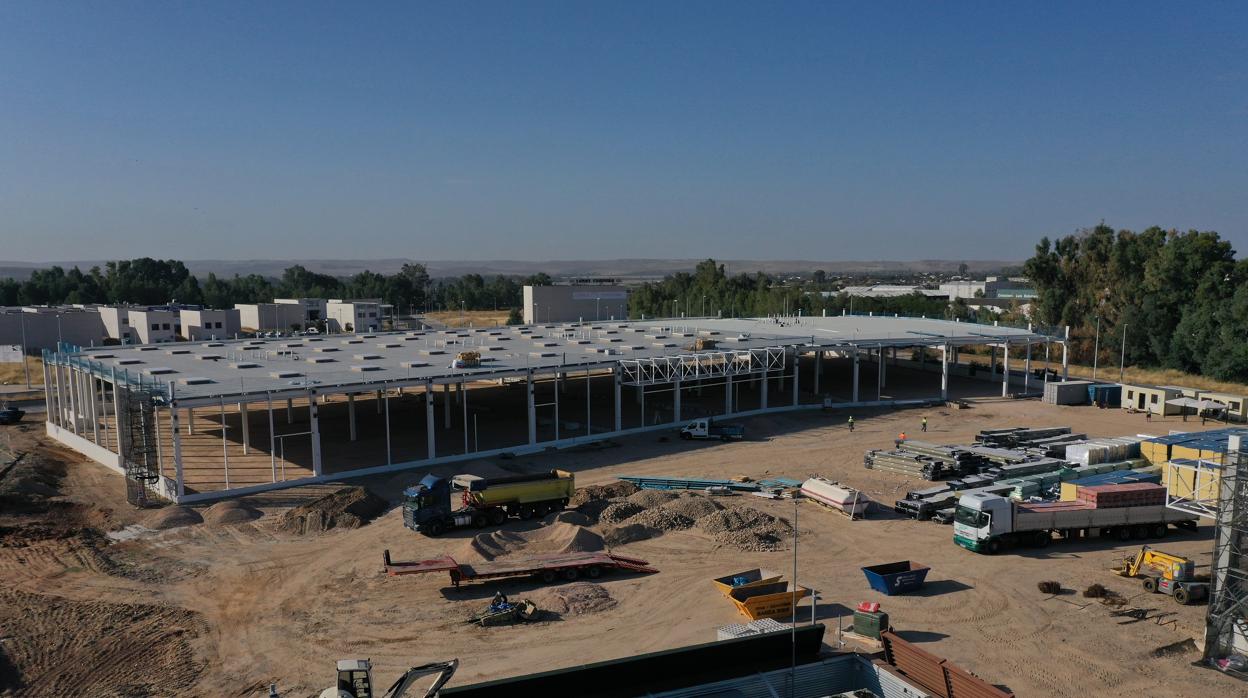 Obras de uno de los dos edificios que completan el parque comercial Los Patios de Azahara