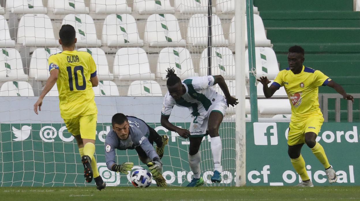 El portero del Córdoba CF Edu Frías realiza una intervención en el partido del domingo ante el Lorca