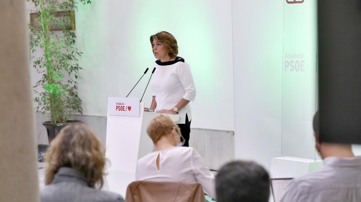 La secretaria general del PSOE andaluz, Susana Díaz, durante la rueda de prensa de este lunes en la sede regional del partido