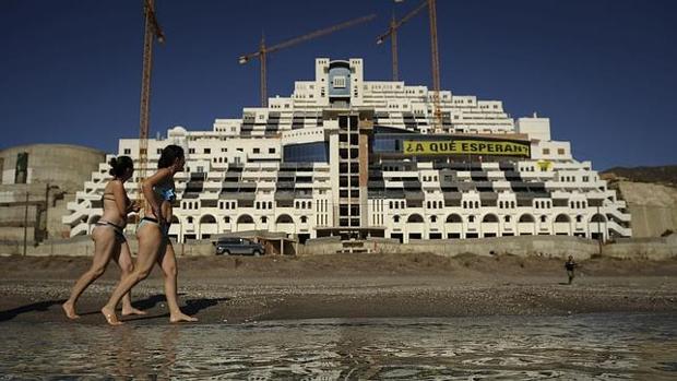 La Junta de Andalucía derribará por fin el hotel Algarrobico de Almería tras 14 años de pleitos