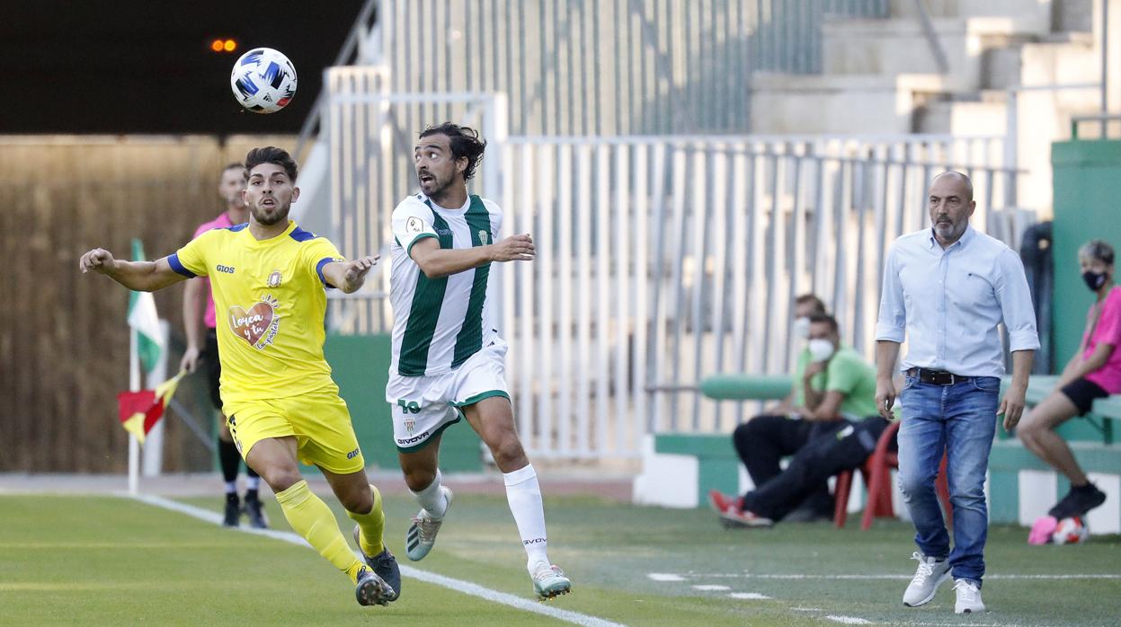 De las Cuevas porfía por la banda de El Arcángel, el domingo, ante el Yeclano