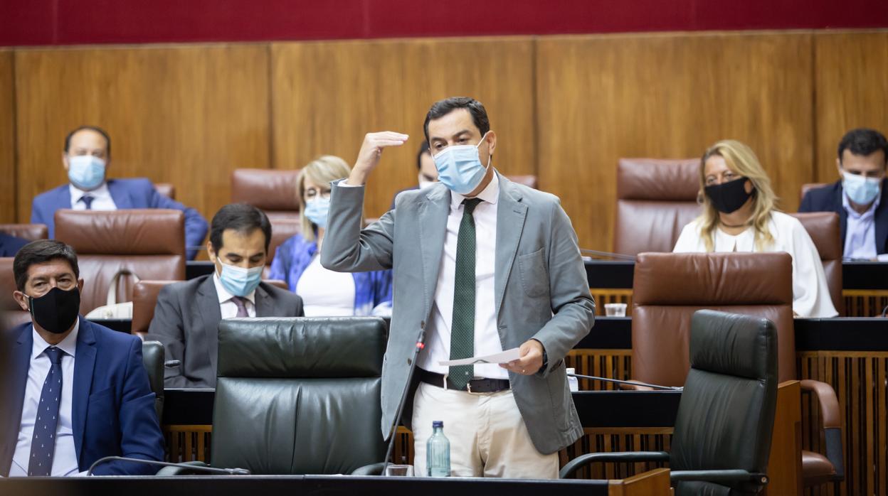 El presidente de la Junta, Juanma Moreno, durante una sesión en el Parlamento de Andalucía