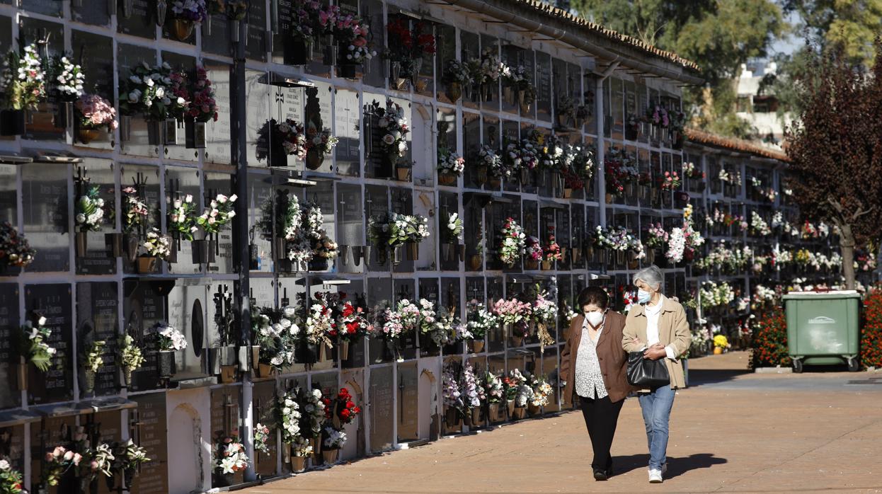 Dos mujeres en su visita al cementerio de San Rafael de Córdoba