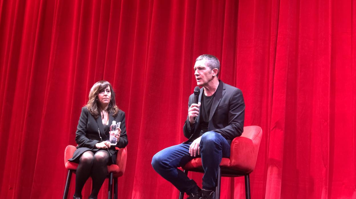 Antonio Banderas, junto con la directora Aurora Rosales, en la presentación del musical