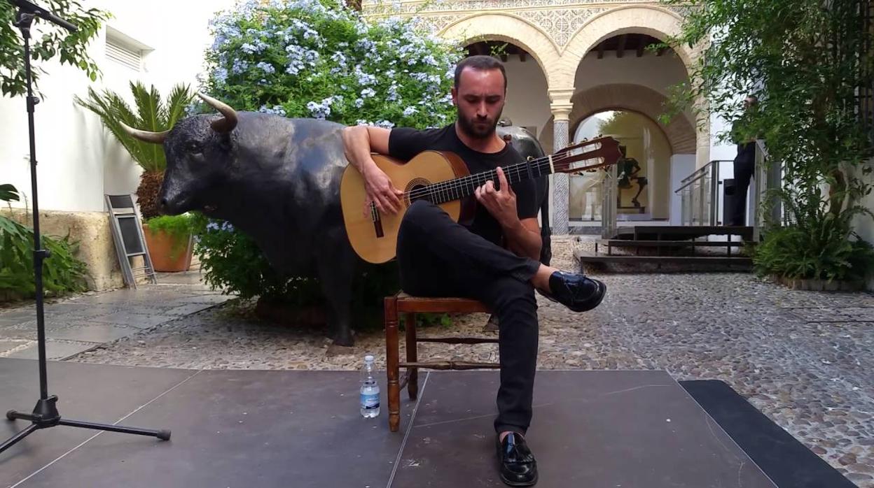 El guitarrista Bais Yavuz en el Museo Taurino de Córdoba