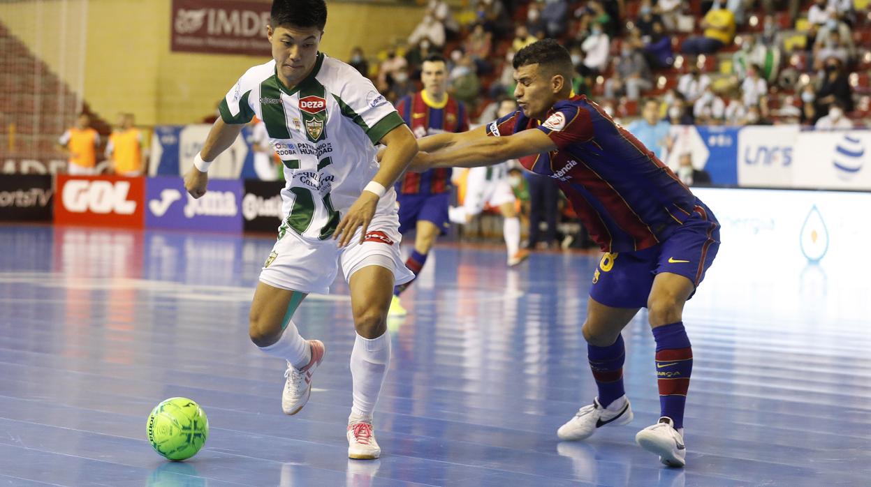 El pívot japonés del Córdoba Patrimonio Shimizu conduce el balón el sábado ante el Barcelona