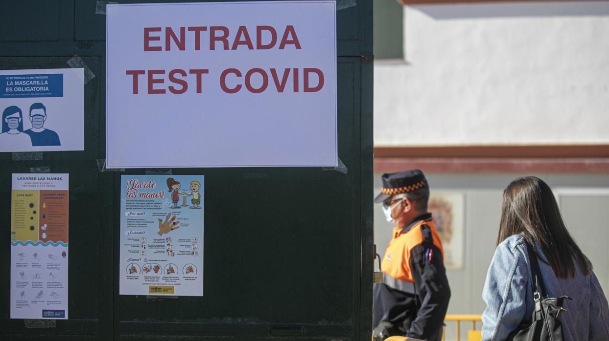 Entrada en Utrera a un centro para un cribado masivo de Covid