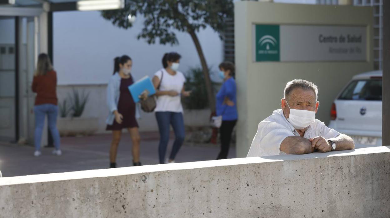 Un vecino de Almodóvar del Río en el centro de salud