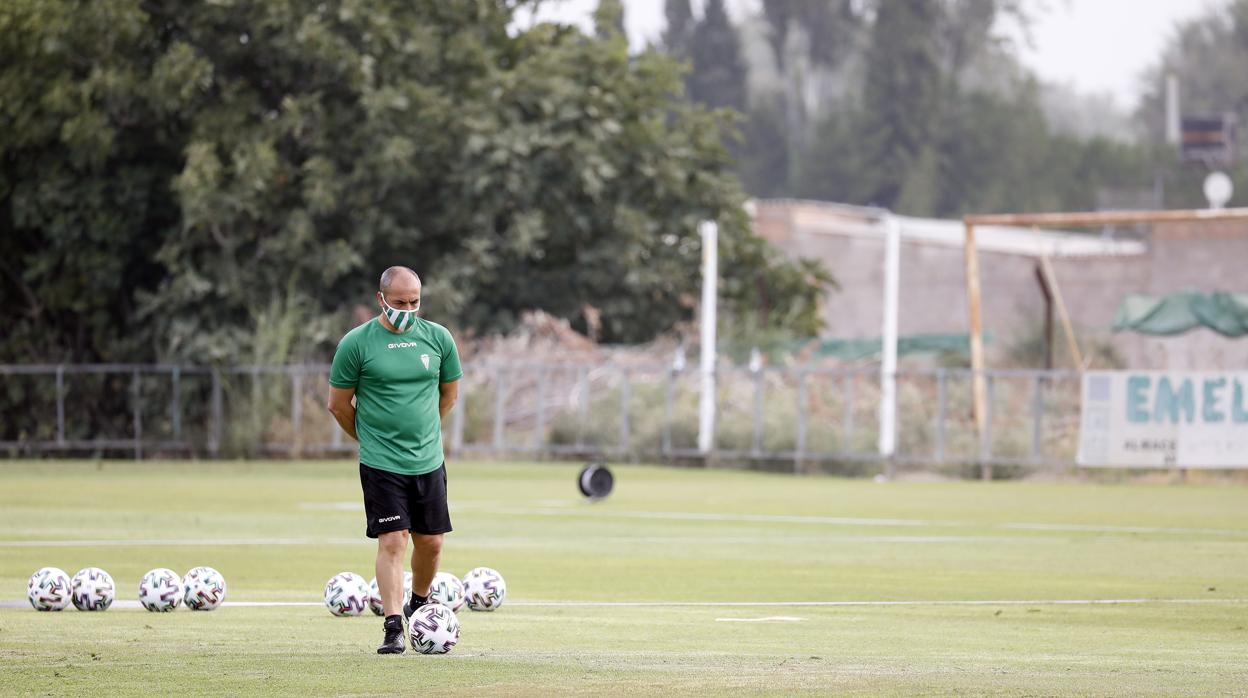 El entrenador del Córdoba, Juan Sabas, toca un esférico en un entrenamiento en la Ciudad Deportiva