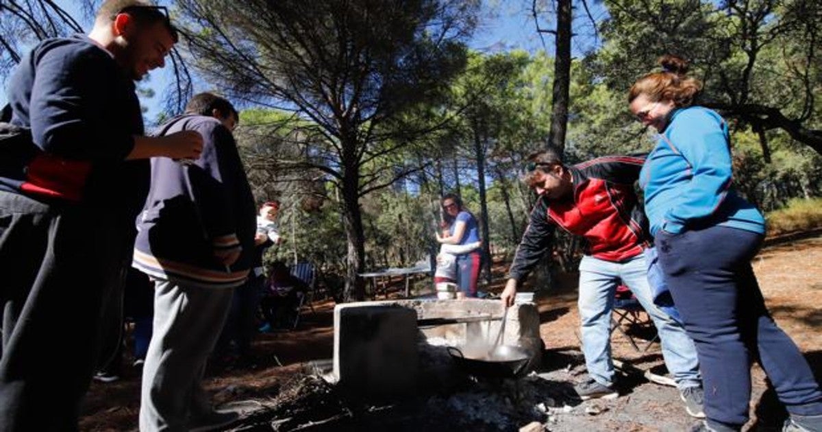 Un grupo de personas realiza un perol en el parque periurbano de Los Villares de Córdoba