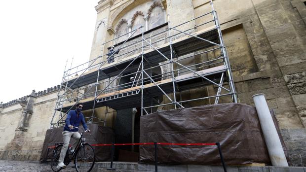 La Puerta del Perdón de la Mezquita-Catedral de Córdoba pasa una inspección