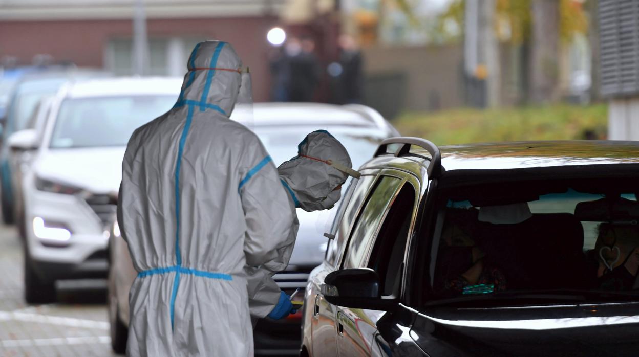 Unos sanitarios realizan controles dentro del coche para detectar el virus