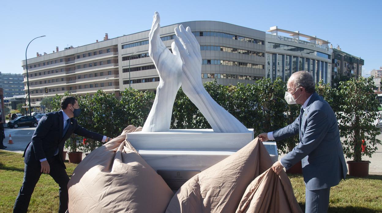 El presidente de Andalucía, Juanma Moreno, descubriendo la escultura de homenaje a los sanitarios en Málaga