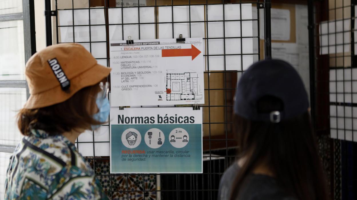 Normas en un IES de la capital expuestas en la entrada del edificio