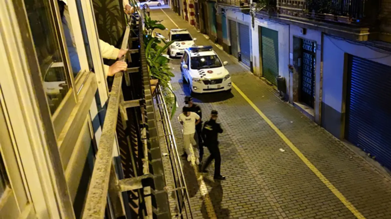 La Policía Local de Granada detuvo a tres jóvenes la noche del viernes al sábado por resistencia a la autoridad
