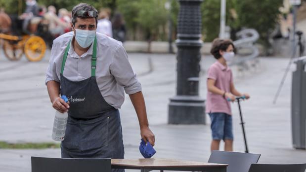 Los hosteleros piden a la Junta cerrar a las 11 de la noche y retrasar el toque de queda a medianoche