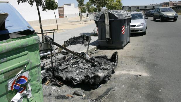 La Policía Local identifica a tres jóvenes como presuntos autores de la quema de un contenedor