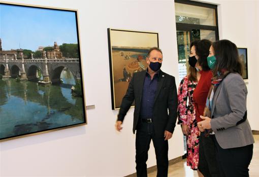 El artista junto a varios visitantes a la exposción