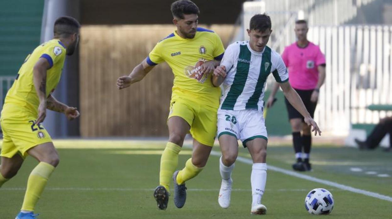 Berto Espeso intenta progresar en el partido ante el Lorca Deportiva