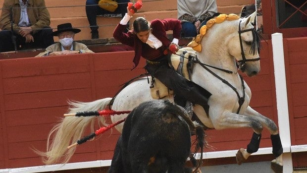 Lea Vicens corta una oreja en la matutina de Montoro  y Hernández, de vacío tras fallar con los aceros