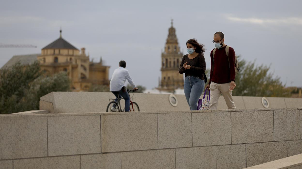 Una pareja pasea por la Ribera en Córdoba en un paisaje otoñal