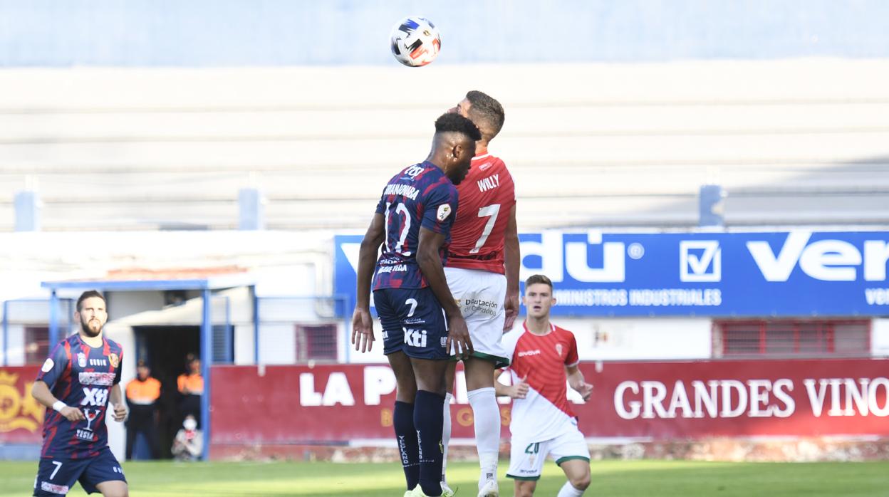 Willy rremata de cabeza en el partido ante el Yeclano