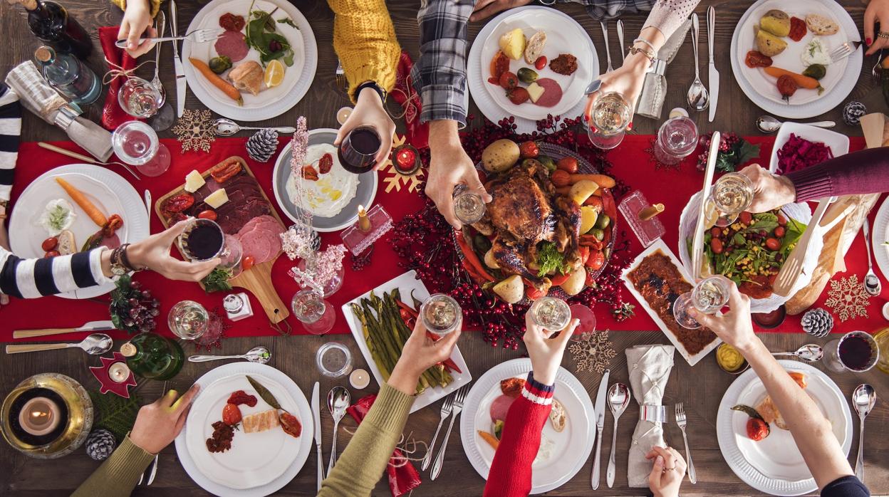 Varias personas brindan durante una cena de Navidad