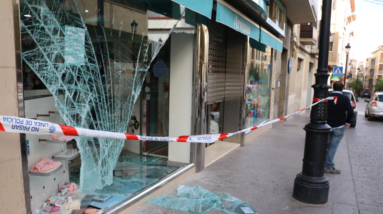 Estado en el que ha quedado la perfumeria en el centro de Lucena tras el alunizaje